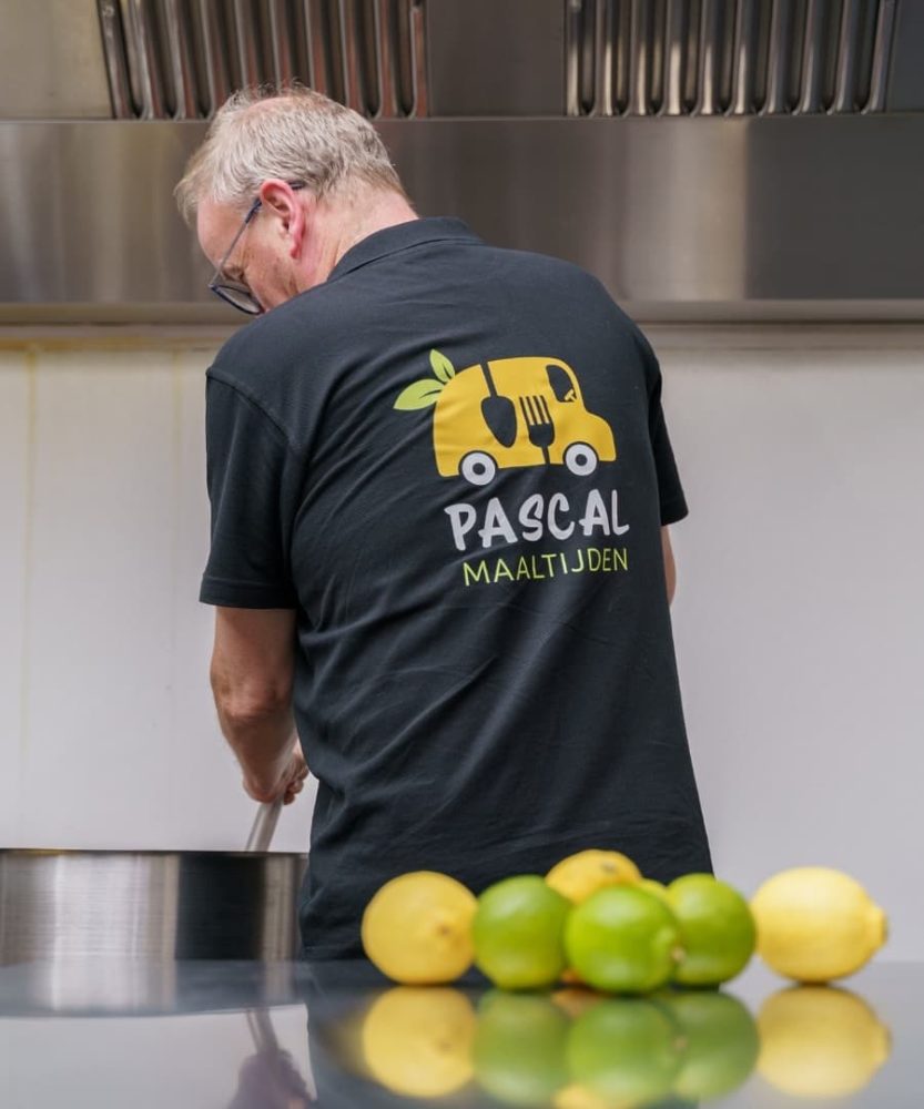 Pascal van Maaltijden Pascal die verse maaltijden aan het voorbereiden is