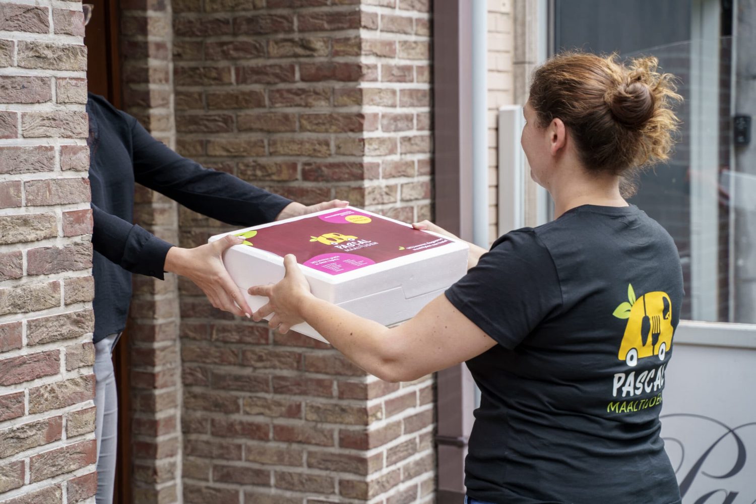 Een chauffeur van Maaltijden Pascal die verse maaltijden levert aan huis