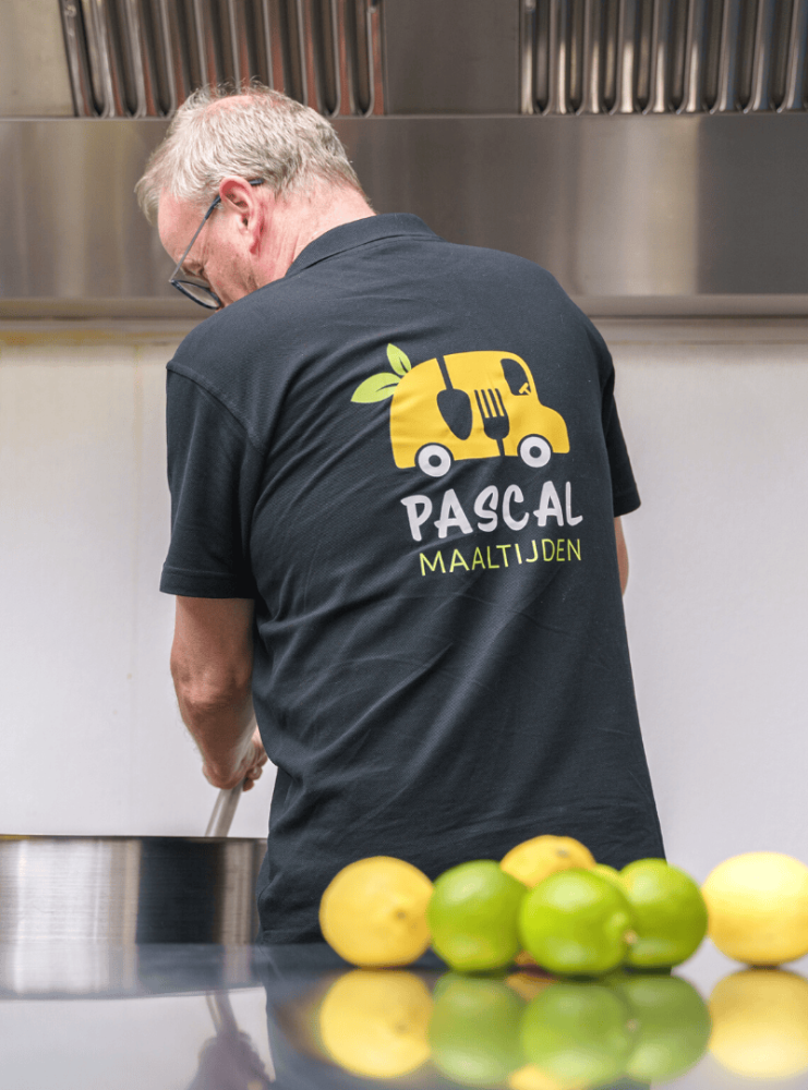 Pascal van Maaltijden Pascal die verse maaltijden aan het voorbereiden is